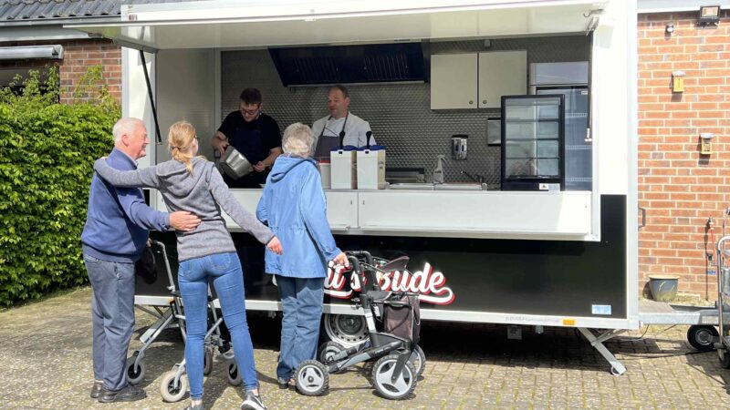 Der Pommeswagen ‚Birgit’s Bude‘ hat für’s Witte Hüs geöffnet (27.4.2023)