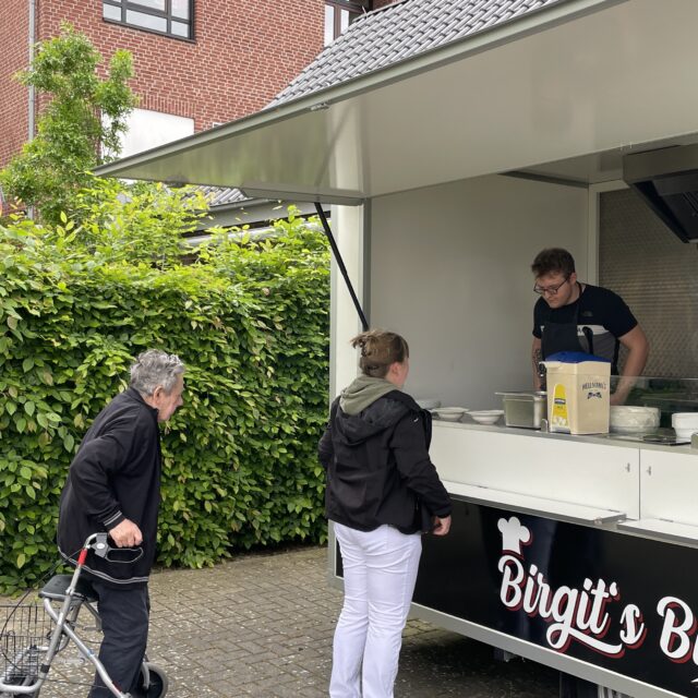 Der Pommeswagen ‚Birgit’s Bude‘ hat für’s Witte Hüs geöffnet (25.5.2023)
