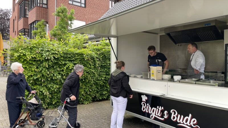 Der Pommeswagen ‚Birgit’s Bude‘ hat für’s Witte Hüs geöffnet (25.5.2023)