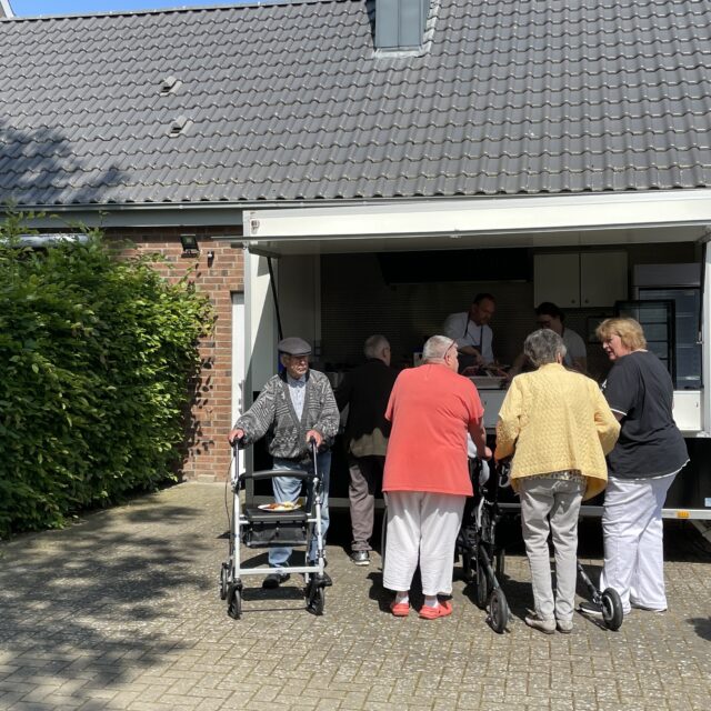 Der Pommeswagen ‚Birgit’s Bude‘ hat für Bewohner des Landhauses geöffnet (1.6.2023)