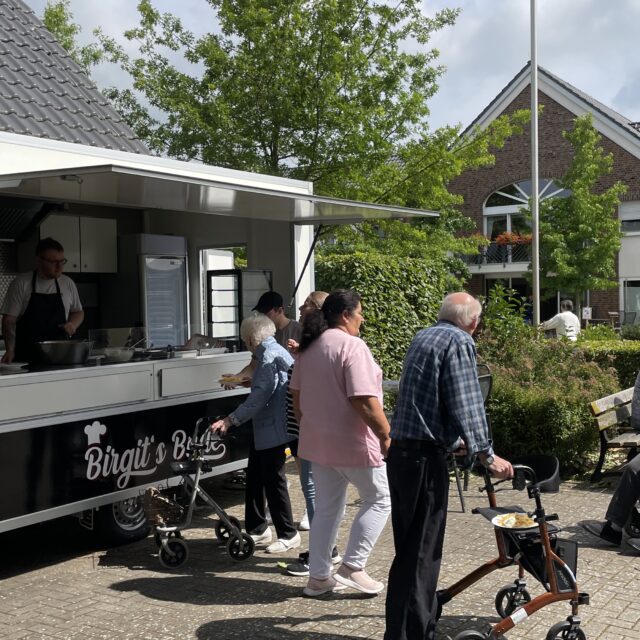 Der Pommeswagen ‚Birgit’s Bude‘ hat für Bewohner des Landhauses geöffnet! (6.7.2023)