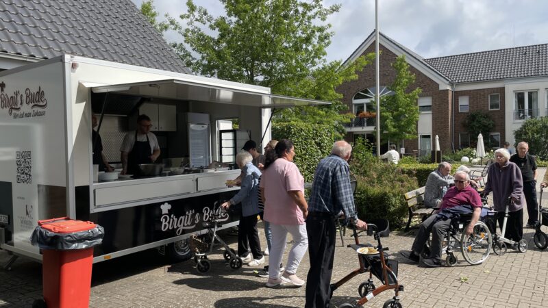 Der Pommeswagen ‚Birgit’s Bude‘ hat für Bewohner des Landhauses geöffnet! (6.7.2023)