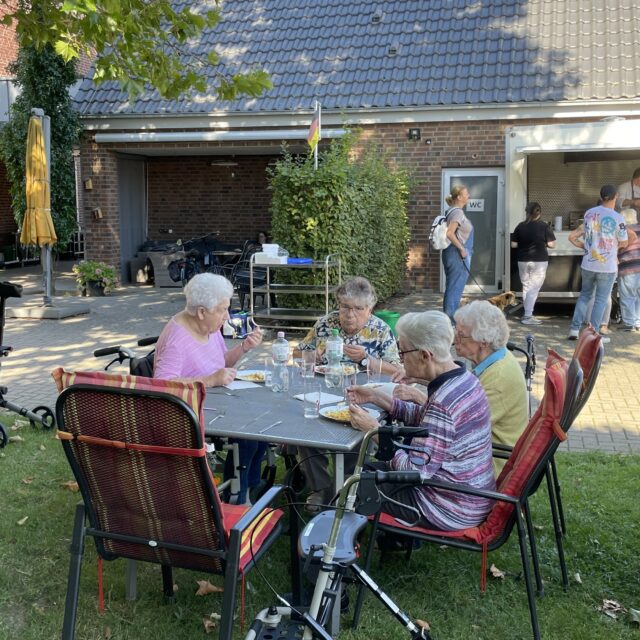 Der Pommeswagen ‚Birgit’s Bude‘ hat für Bewohner des Landhauses geöffnet! (7.9.2023)