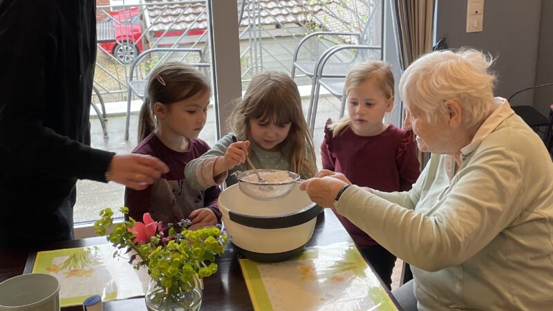 Kuchen backen mit Kindern vom Waldzwerge-Kindergarten in WG 4, Landhaus (4.4.2024)