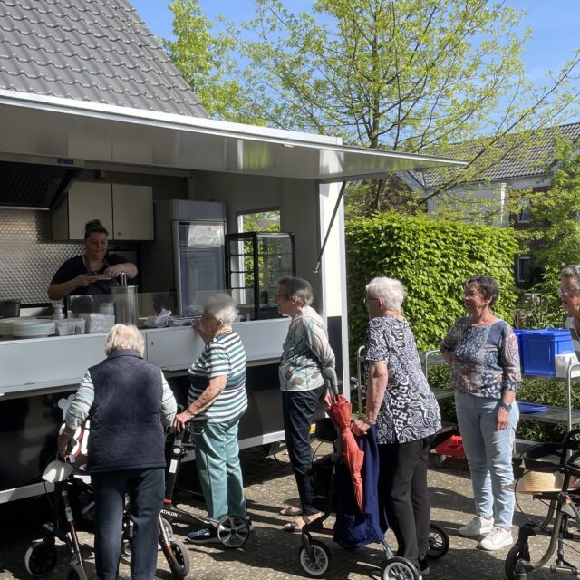 Der Pommeswagen ‚Birgit’s Bude‘ hat für Bewohner des Landhauses geöffnet (2.5.2024)