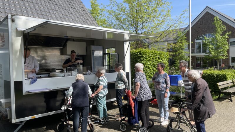 Der Pommeswagen ‚Birgit’s Bude‘ hat für Bewohner des Landhauses geöffnet (2.5.2024)