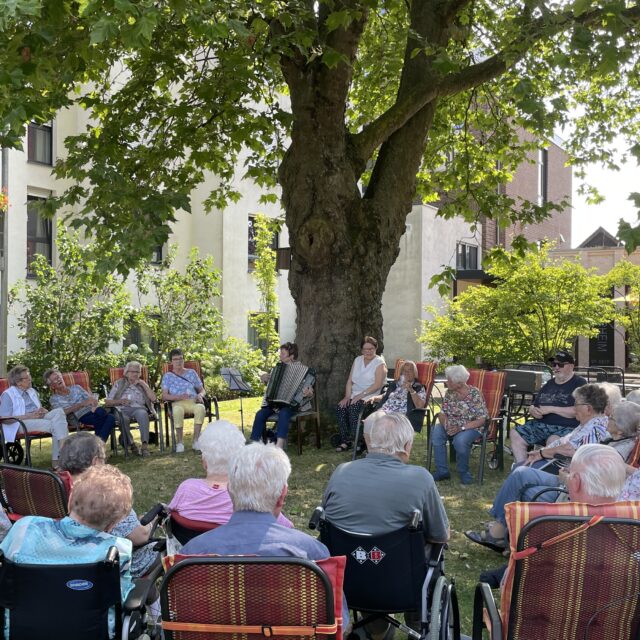 Tanznachmittag mit Anita am Akkordeon unter der Platane mit Eis zum Abschluß (27.6.2024)