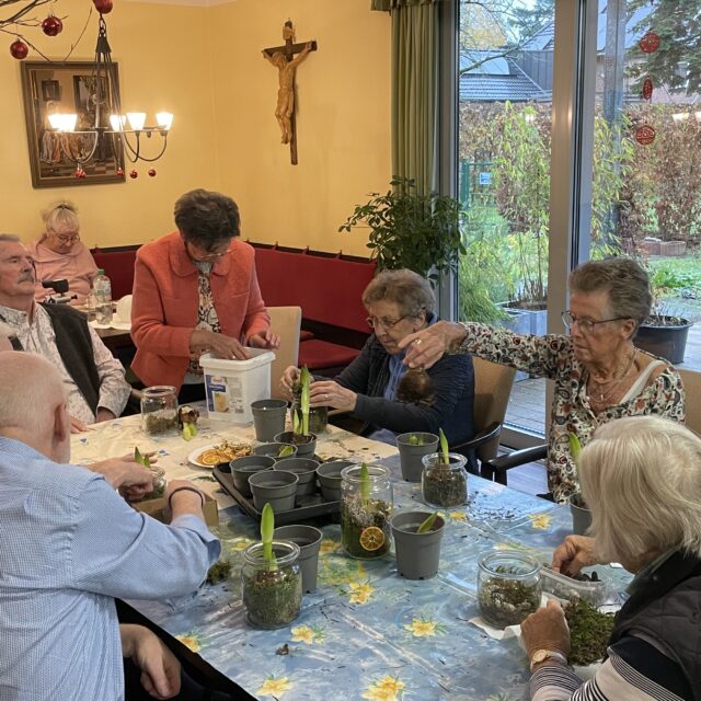 Adventsgestecke basteln mit Bewohnern, Mitarbeitern und Ehrenamtlichen im Landhaus (25.11.2024)