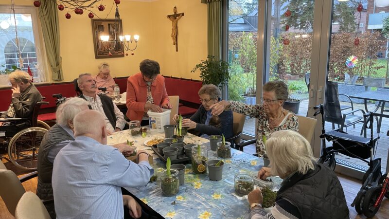 Adventsgestecke basteln mit Bewohnern, Mitarbeitern und Ehrenamtlichen im Landhaus (25.11.2024)