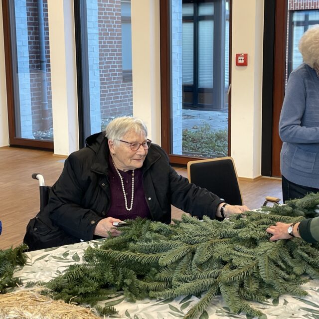 Adventskränze binden mit Maria Cornelißen im Pfarrsaal (28.11.2024)