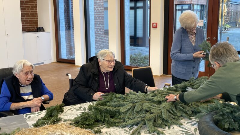 Adventskränze binden mit Maria Cornelißen im Pfarrsaal (28.11.2024)