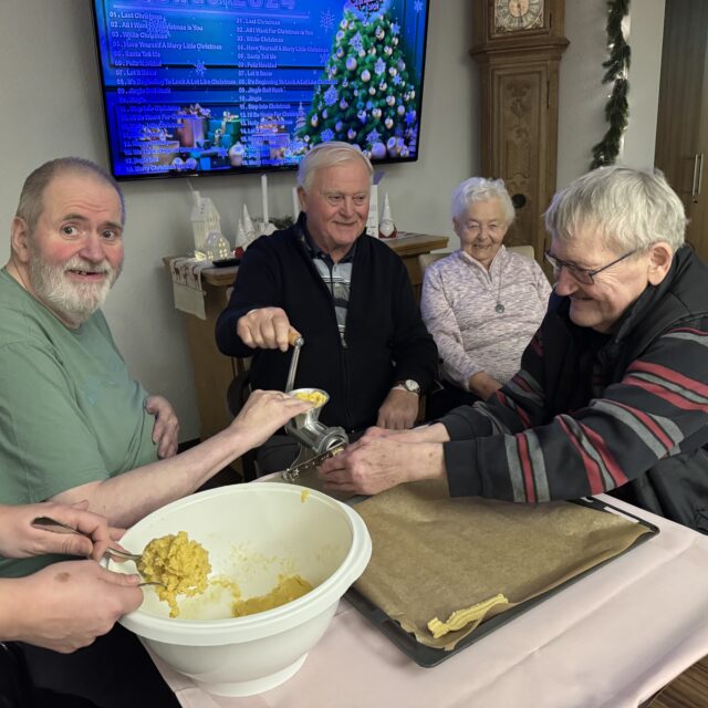 Plätzchen backen auf dem Wohnbereich (11.12.2024)