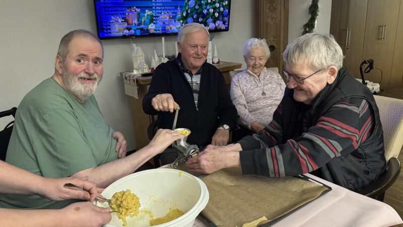 Plätzchen backen auf dem Wohnbereich (11.12.2024)