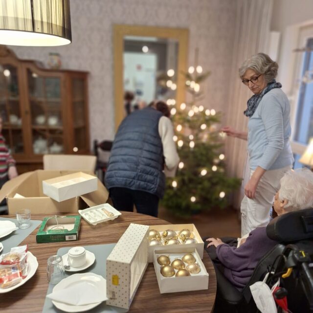 Schmücken der Weihnachtsbäume auf den Wohnbereichen (19.12.2024)