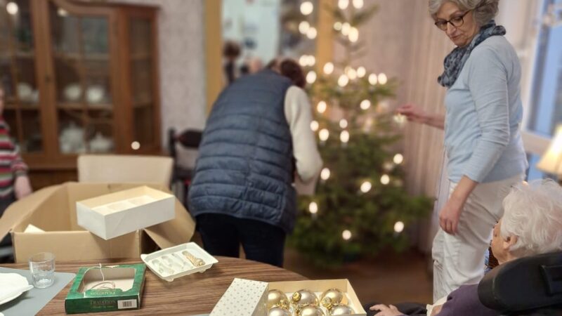 Schmücken der Weihnachtsbäume auf den Wohnbereichen (19.12.2024)