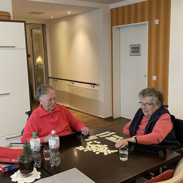 Rummikub-spielen auf dem Wohnbereich (11.2.2025)