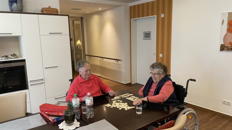 Rummikub-spielen auf dem Wohnbereich (11.2.2025)