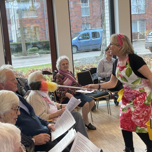 Auftritt der Theatergruppe des Haus am Stadtpark Xanten mit ihrem Mitmach-Musical ‚Auf dem Söller‘ (25.2.2025)