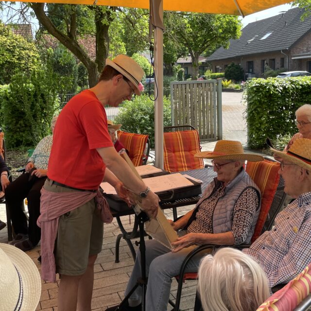 Veehharfe spielen auf der Terrasse hinter dem Landhaus (2.5.2025)