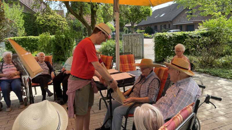 Veehharfe spielen auf der Terrasse hinter dem Landhaus (2.5.2025)