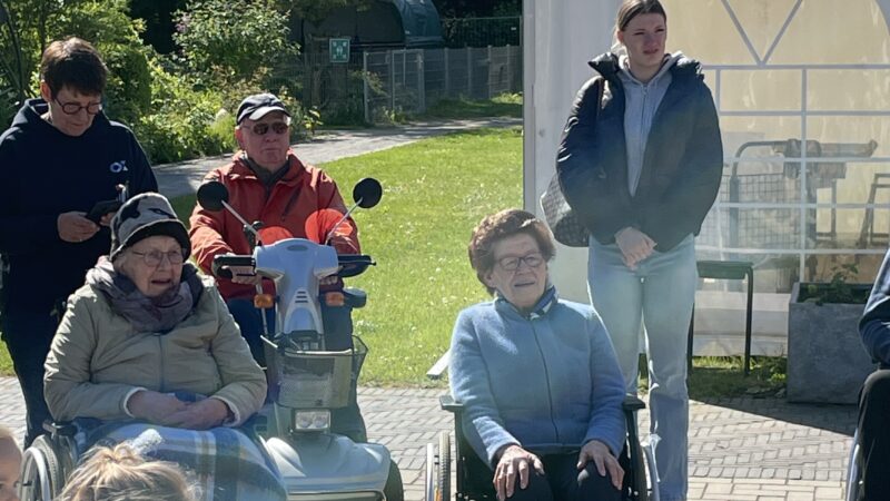 Frühlingsspaziergang mit Bewohnern des Witte Hüs und dem Waldzwerge-Kindergarten (8.5.2025)