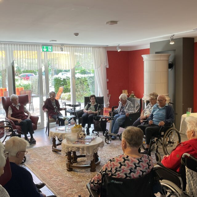 Bewegungsvormittag mit Ariane im Roten Salon (21.5.2025)