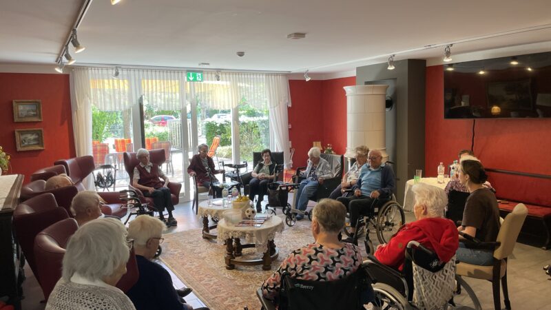 Bewegungsvormittag mit Ariane im Roten Salon (21.5.2025)