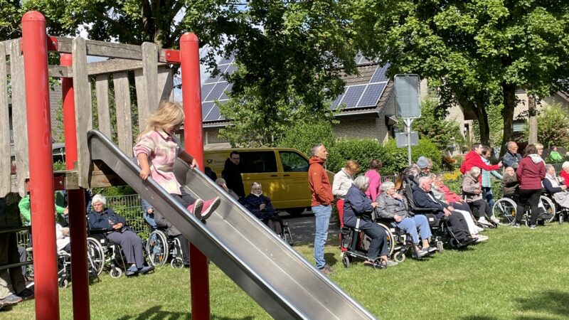 Frühlingsspaziergang mit Bewohnern des Landhauses und dem Waldzwerge-Kindergarten (22.5.2025)