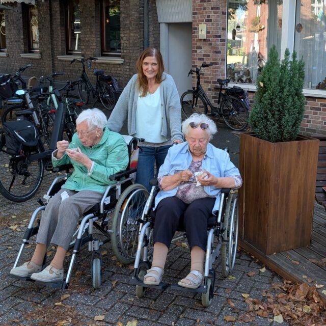 Besuch der Eisdiele am Markt mit Waltraud und Praktikantin Katja (10.9.2025)