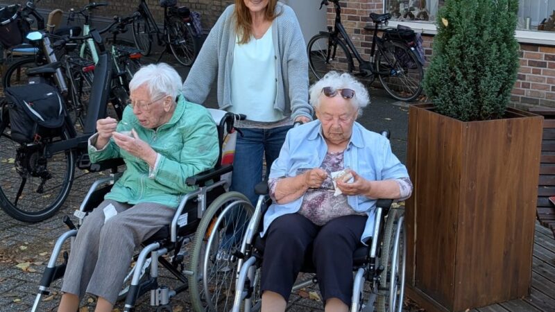 Besuch der Eisdiele am Markt mit Waltraud und Praktikantin Katja (10.9.2025)