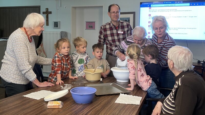 Plätzchen backen mit Waldzwerge-Kindergarten und Bewohnern in WG Sommer (6.11.2025)