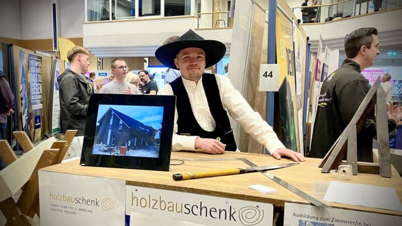 Lehrstellenarena „Job4U?“ in Rees: Beratung mit Pommes und Liegestützen (RP 05.03.2026)