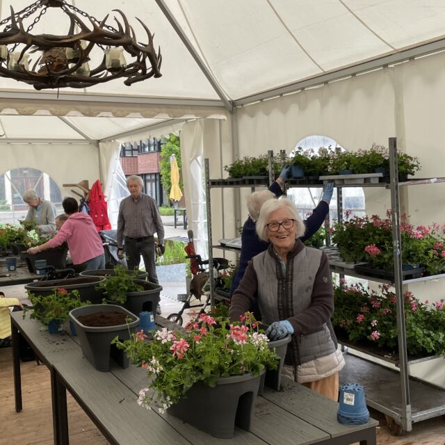 Bepflanzung der Blumenkästen mit Bewohnern und Ehrenamtlichen (20.5.2026)